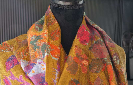 Écharpe pour femme en vente dans l'espace textile de 1987